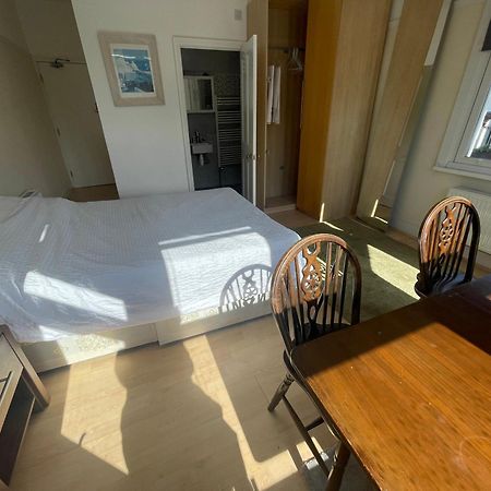 Room With Private Bathroom And Shared Kitchen London Bagian luar foto