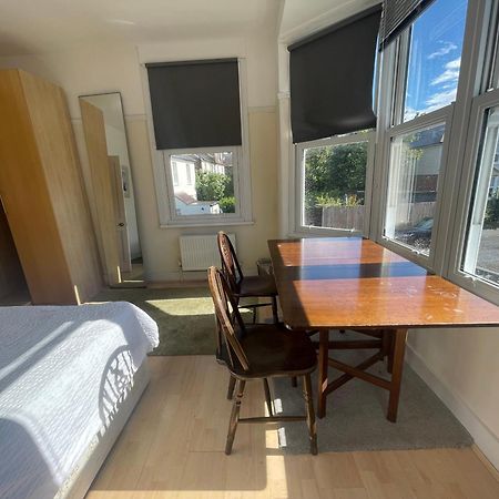 Room With Private Bathroom And Shared Kitchen London Bagian luar foto