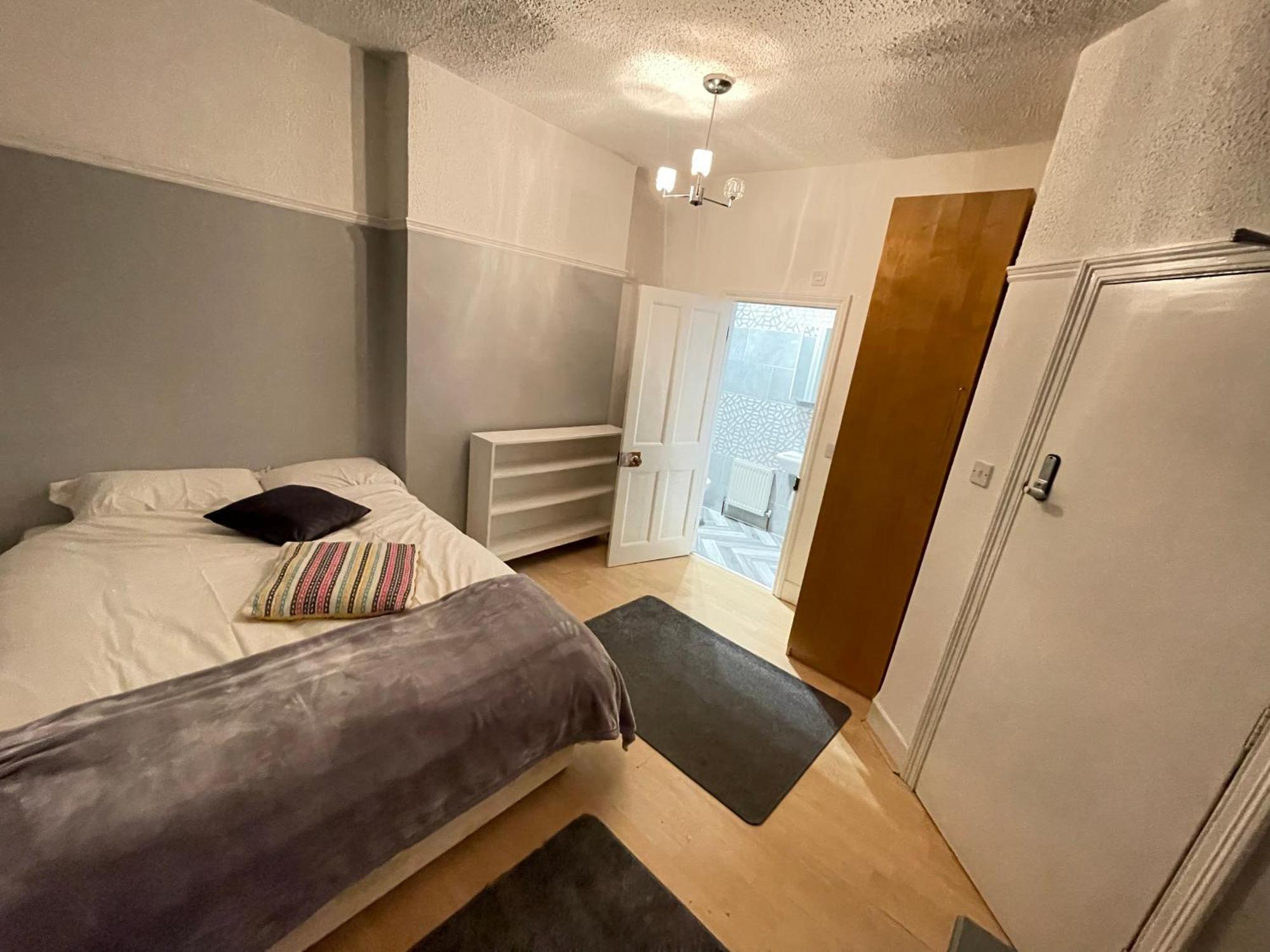 Room With Private Bathroom And Shared Kitchen London Bagian luar foto