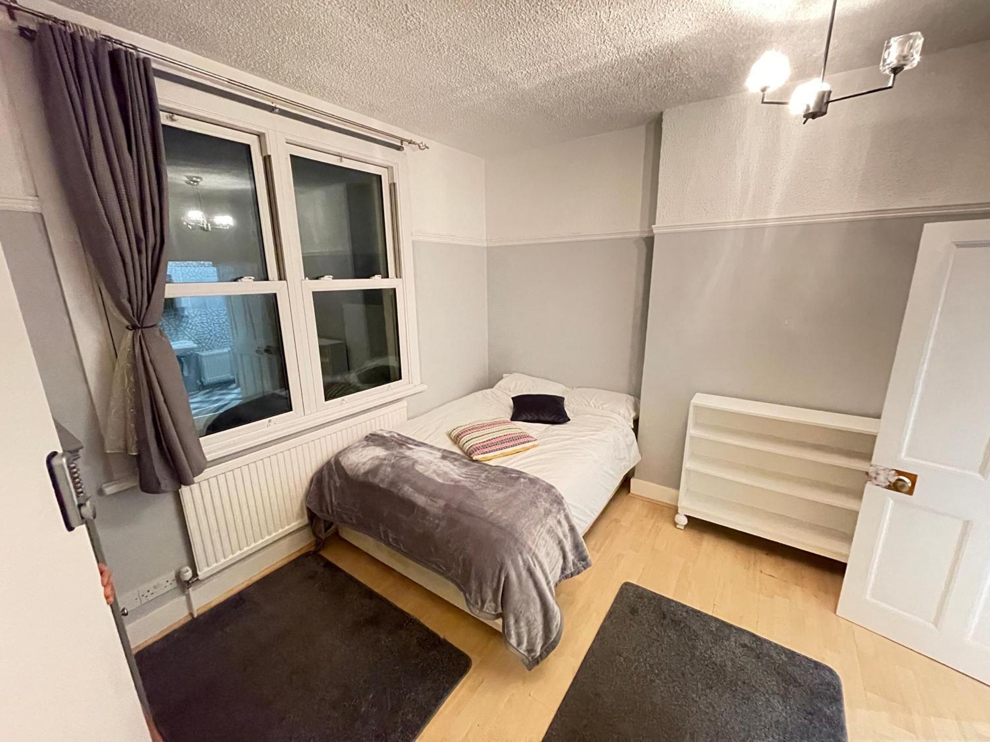 Room With Private Bathroom And Shared Kitchen London Bagian luar foto