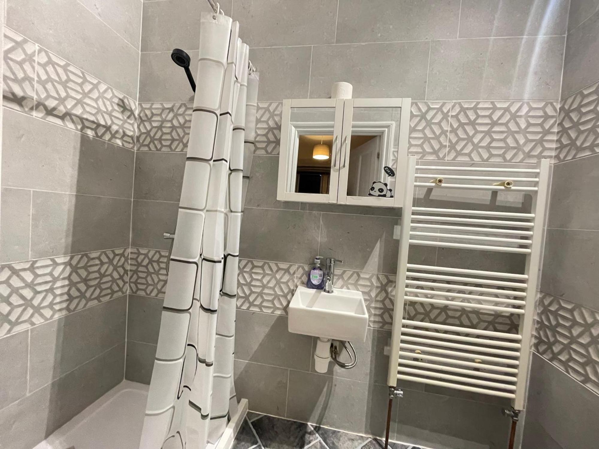 Room With Private Bathroom And Shared Kitchen London Bagian luar foto