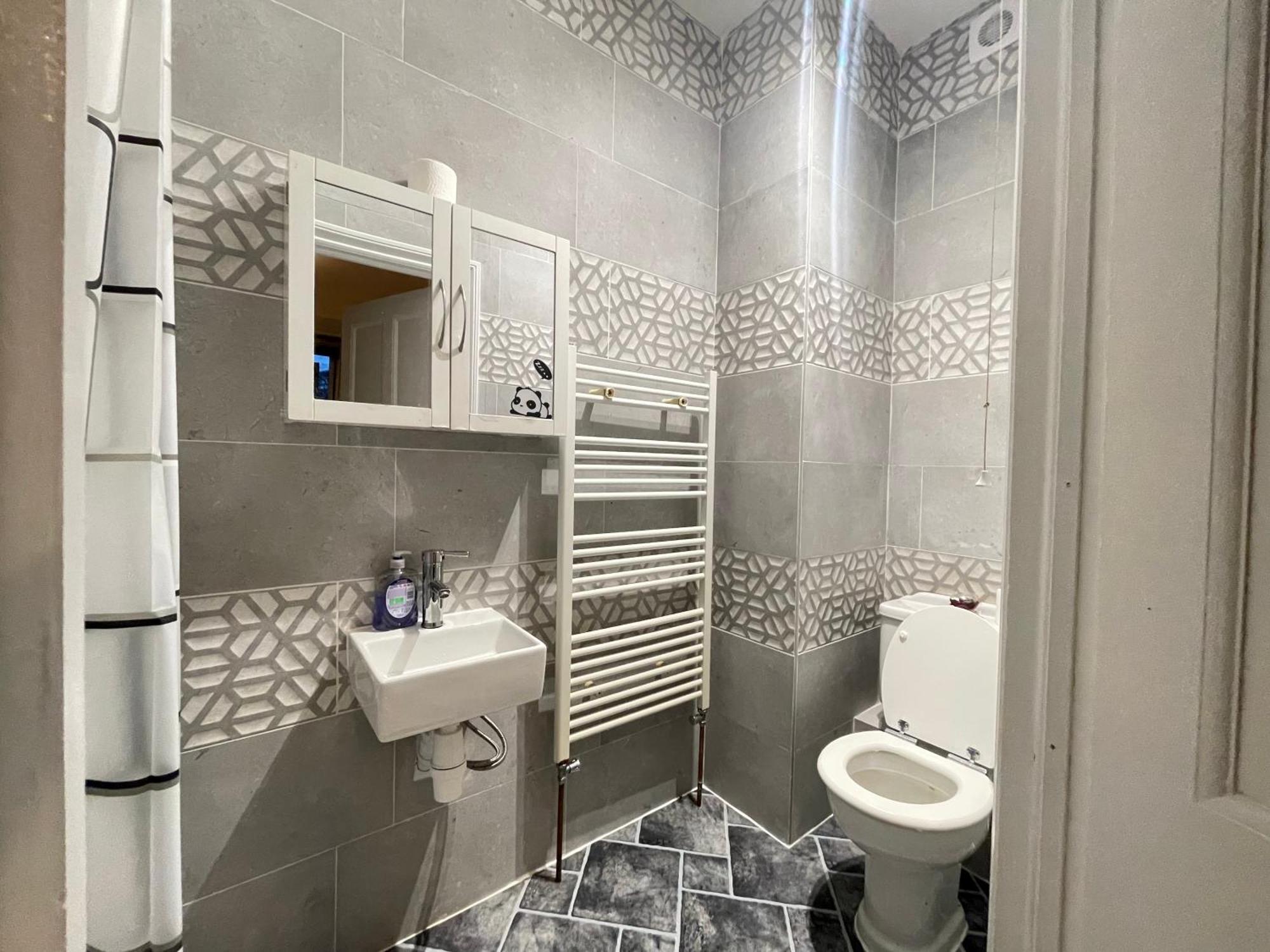Room With Private Bathroom And Shared Kitchen London Bagian luar foto