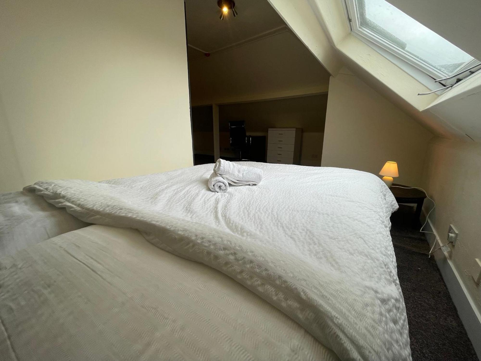 Room With Private Bathroom And Shared Kitchen London Bagian luar foto