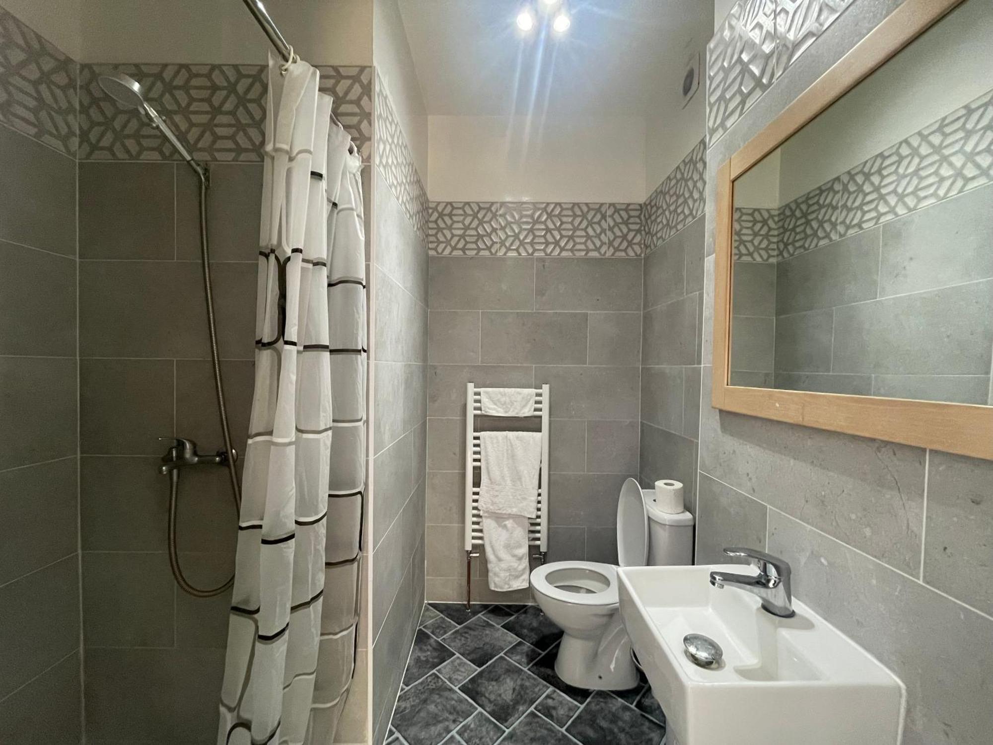Room With Private Bathroom And Shared Kitchen London Bagian luar foto