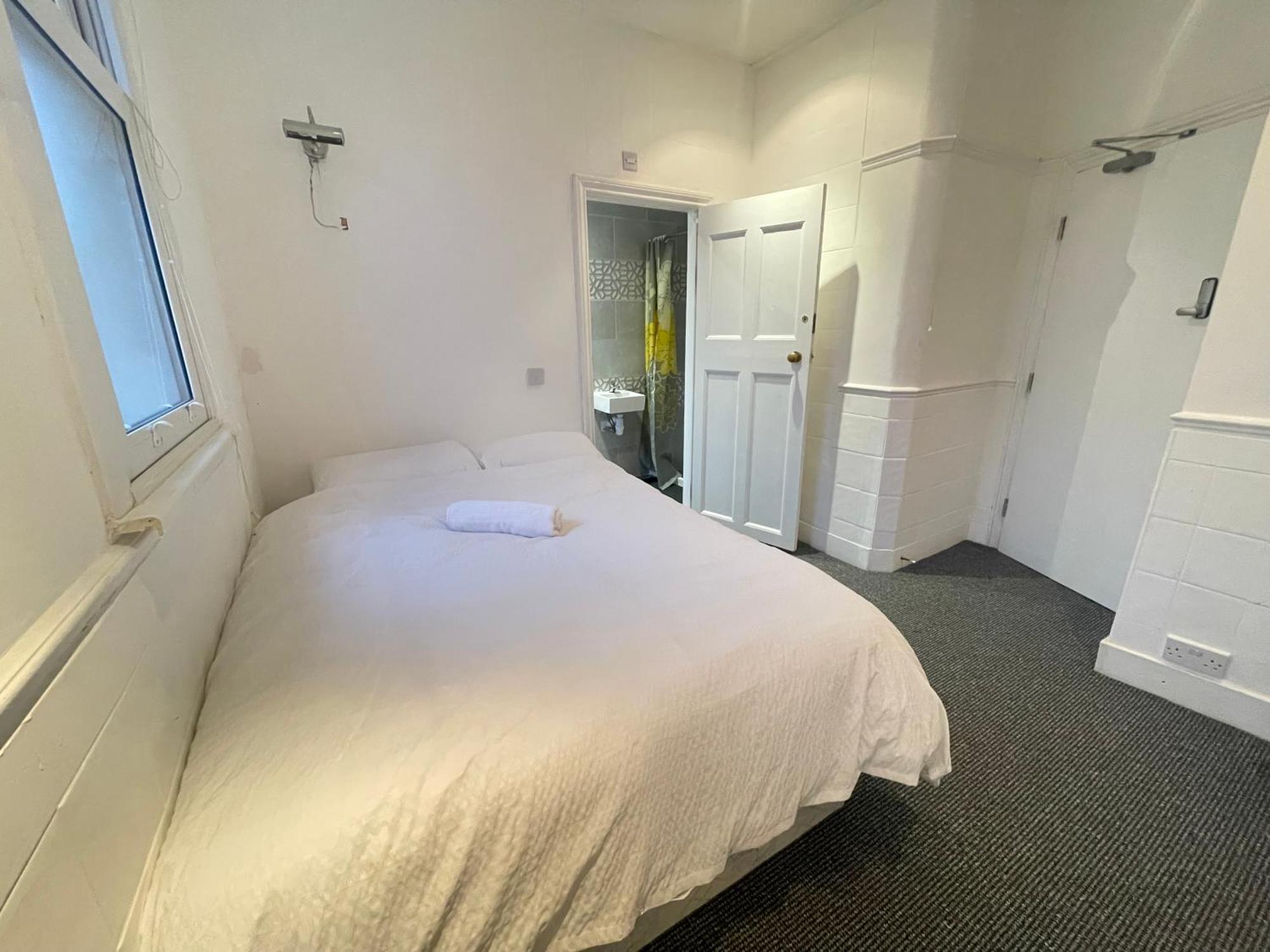 Room With Private Bathroom And Shared Kitchen London Bagian luar foto