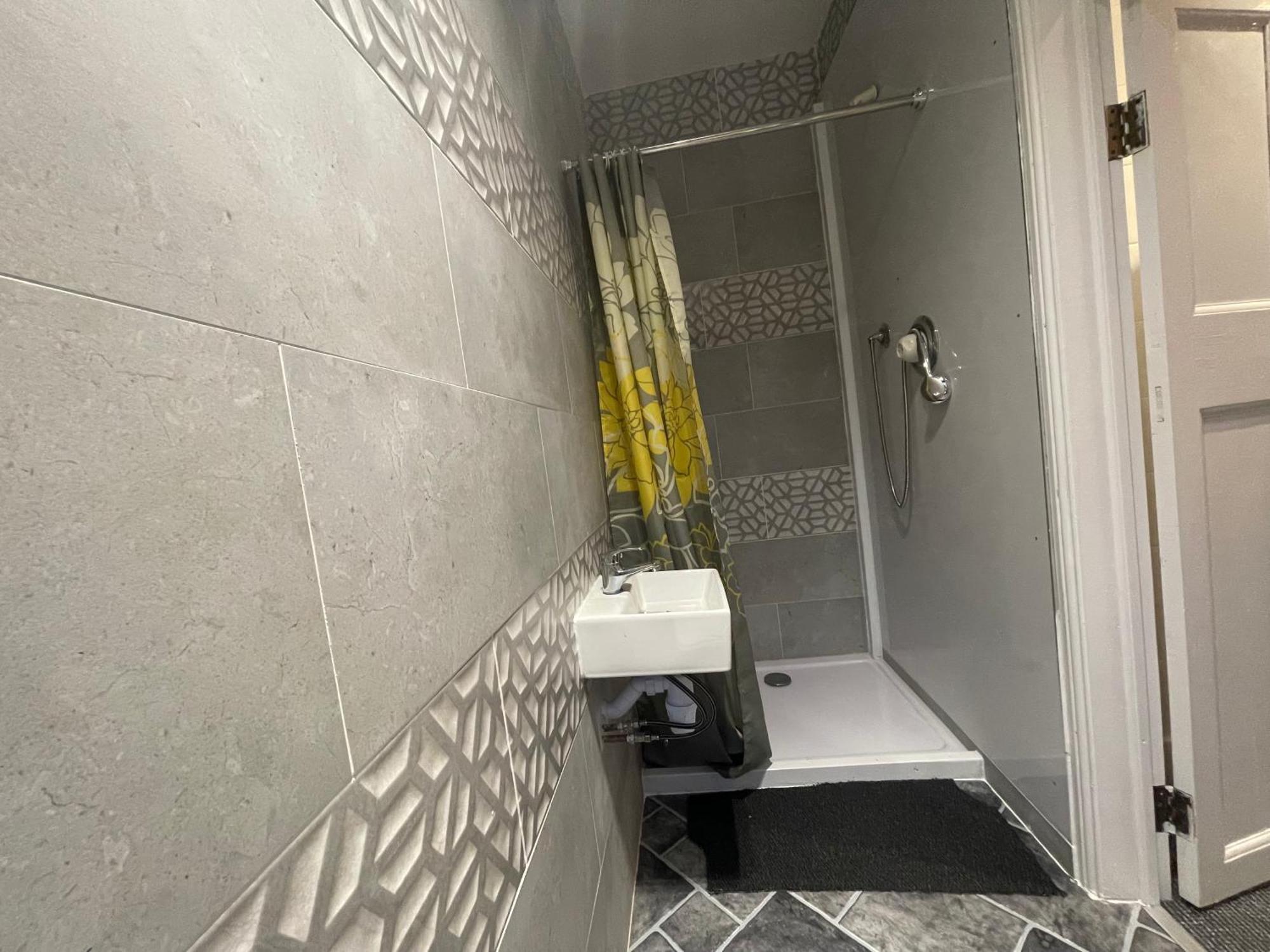 Room With Private Bathroom And Shared Kitchen London Bagian luar foto
