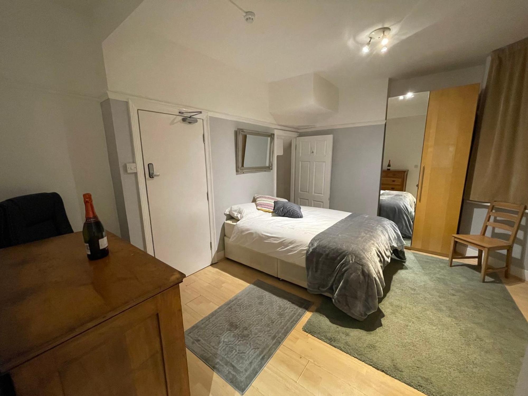 Room With Private Bathroom And Shared Kitchen London Bagian luar foto